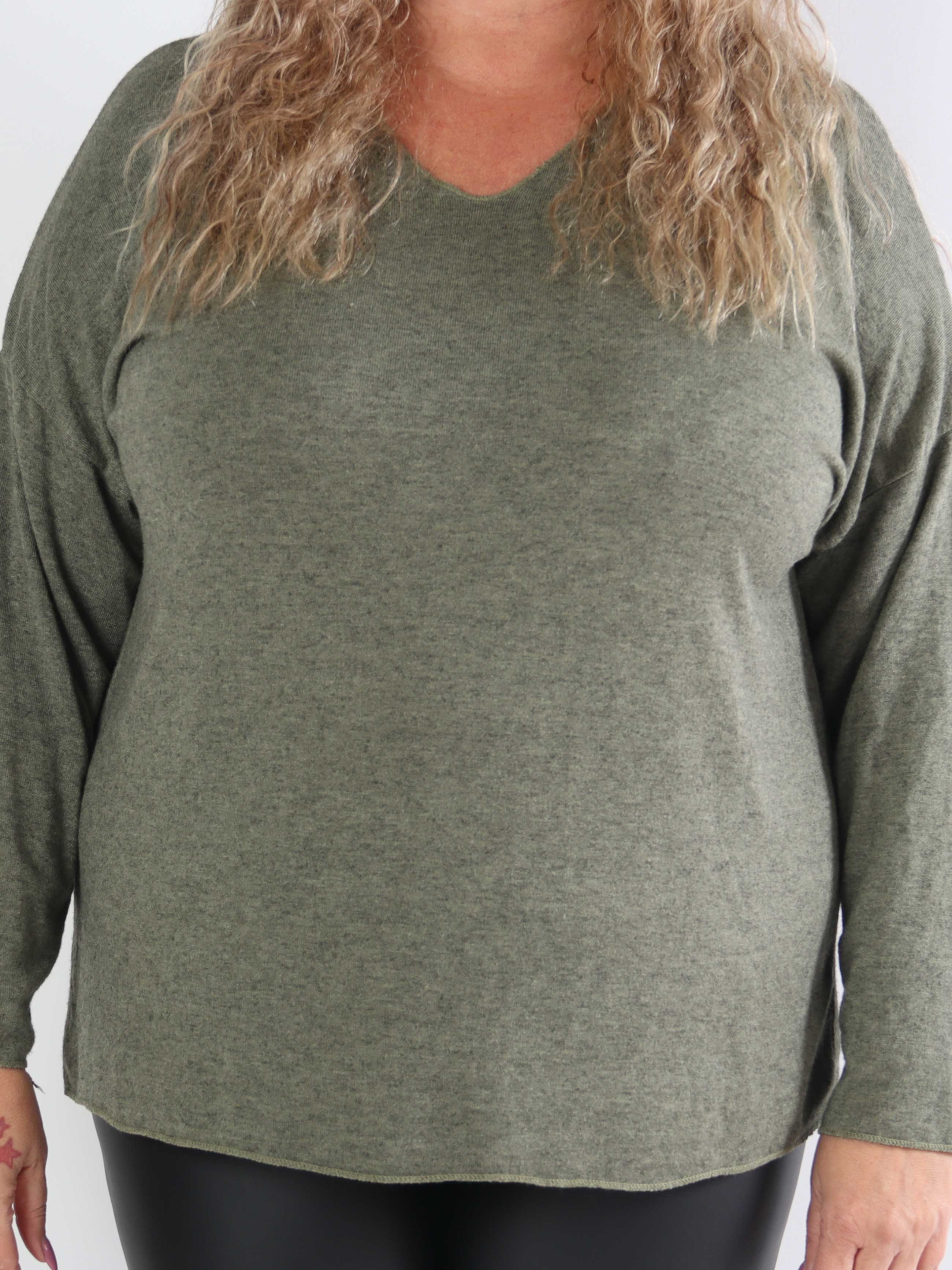 Djamila - Blød plus size bluse i viskose med v-udskæring